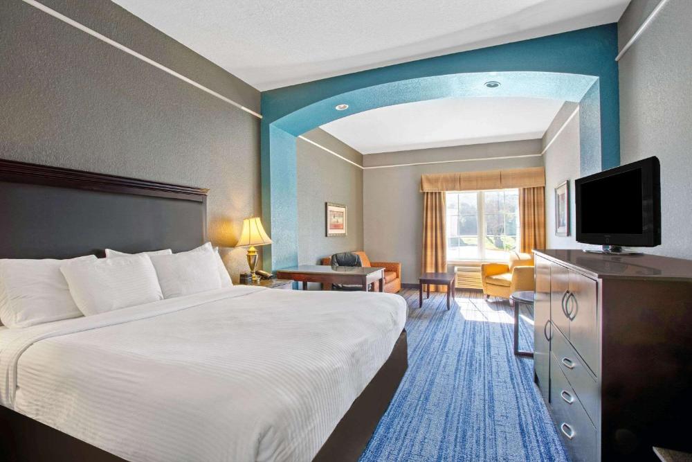 One-Bedroom King Suite - Non-Smoking interior