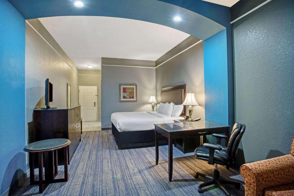 Deluxe King Studio Suite - Non-Smoking interior